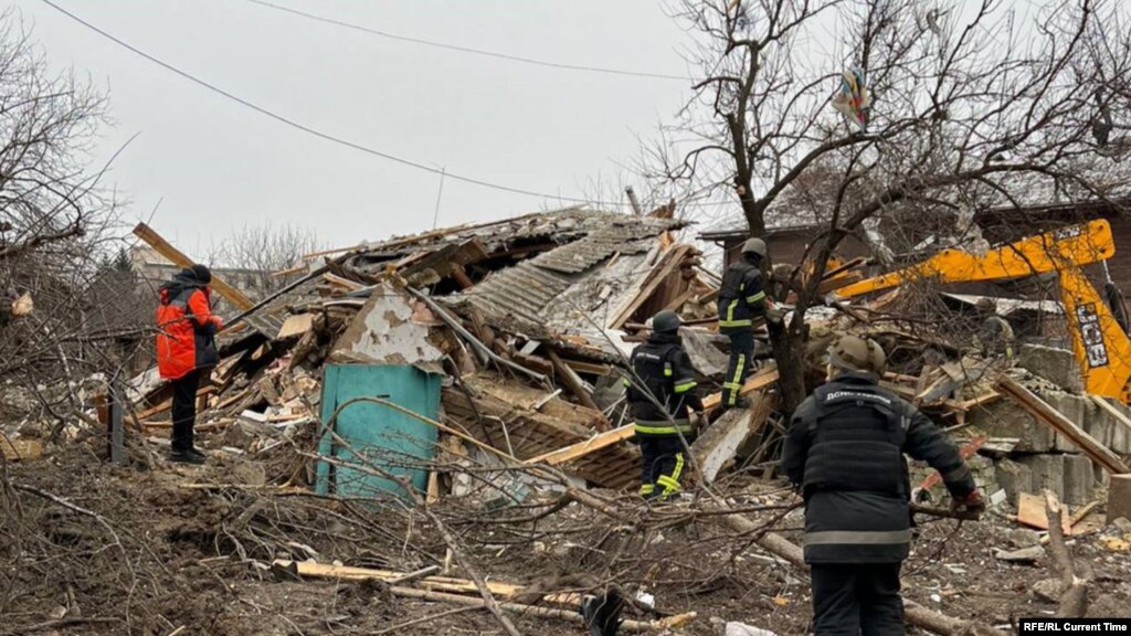 Спасатели разбирают завалы жилого дома в Змиеве Харьковской области после ракетного удара войск РФ,&nbsp;8 января 2024 года