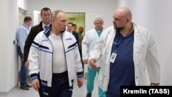 Путин и Денис Проценко в больнице в Коммунарке в марте 2020 года